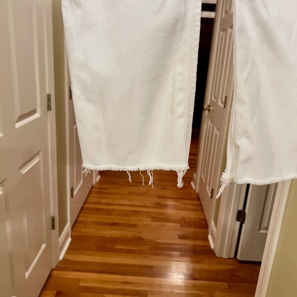 EUC Women's Old Navy Mid-Rise Flare Cropped Frayed White Jeans Size 10 Short - Picture 5 of 5